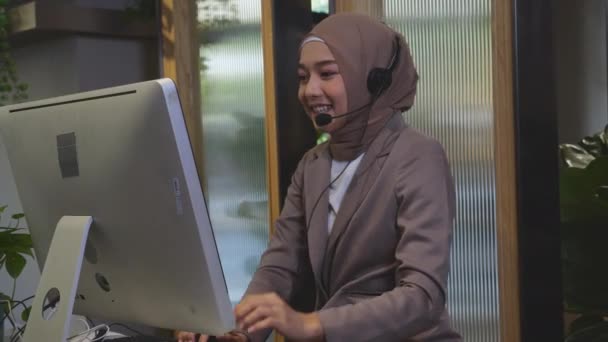 Fiatal Ázsiai Muszlim Visel Headset Dolgozó Call Center Irodában Asszisztens — Stock videók