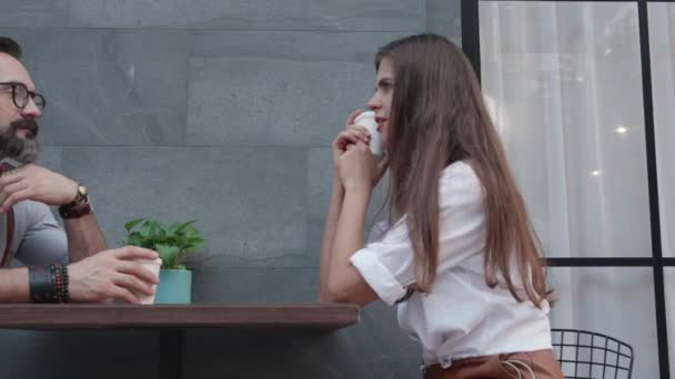 Feliz Joven Pareja Hablando Tomando Café Juntos Mesa Hombre Mujer — Vídeos de Stock