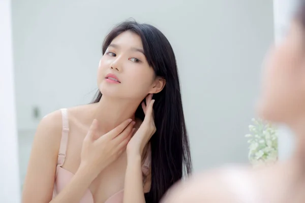 Belle Sexy Jeune Femme Asiatique Miroir Application Crème Sur Cou — Photo