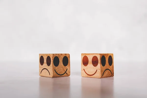 Obličej Kostce Dřevěný Blok Emocemi Výrazem Upřímnosti Upřímnosti Metaforou Stole — Stock fotografie