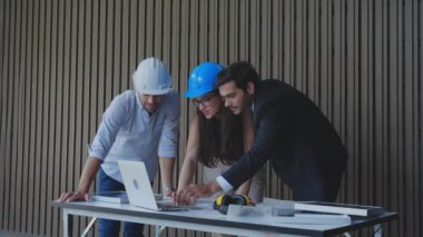 Dizüstü bilgisayarlı panel güneş pili hakkında tartışan takım mühendisi, başarılı ve tebrik etmek için alkışlayın, mimar grup elektrik ve yenilik hakkında partnerle proje planlama için kontrol yapıyor.