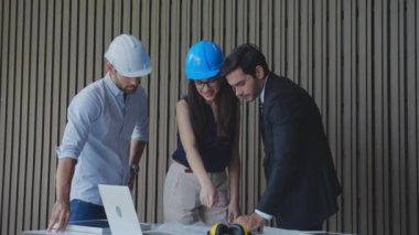 Projede başarılı olan mühendis ekip çalışması ve takım çalışması, mimarlar grubu toplantısı ve işbirliği, iş arkadaşı ve arkadaşlık, endüstri konsepti için el ele tutuşmalar..