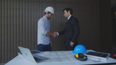 Çevre için panel enerjili güneş hücresi kurmayı planlayan ekip mühendisi ve planlar, anlaşmayla ortaklık tokalaşması, enerji ve projenin yeniliği.