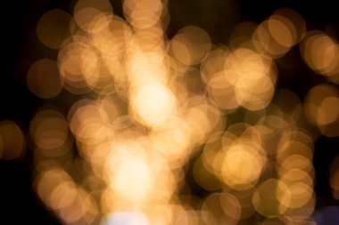 Altın ya da sarı bokeh desenli, ışıltılı ve aydınlık, bayram ve şenlikli, yeni yıl ya da mutlu noeller, insanlar yok, görüntü ve efektle bulanık ve dağılmış.
