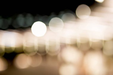 Altın ya da sarı bokeh desenli, ışıltılı ve aydınlık, bayram ve şenlikli, yeni yıl ya da mutlu noeller, insanlar yok, görüntü ve efektle bulanık ve dağılmış.