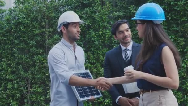 Zespół Inżynierów Rozmawia Dyrektorem Wykonawczym Zajmuje Się Panelem Ogniw Słonecznych — Wideo stockowe