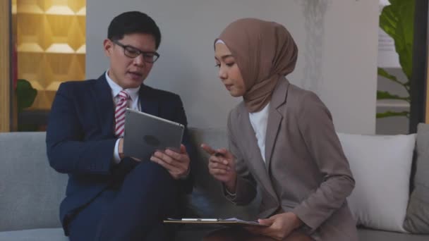 Jovem Asiático Empresário Discussão Planejamento Com Secretário Enquanto Escrevendo Documento — Vídeo de Stock