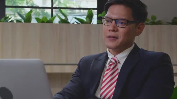 現代オフィスで成功のためのラップトップコンピュータ計画を使用して幸せな若いアジアの男 ビジネスマンは自信を持ってノートブックを入力し ハンサムでスマートで経営者 ビジネスコンセプト — ストック動画