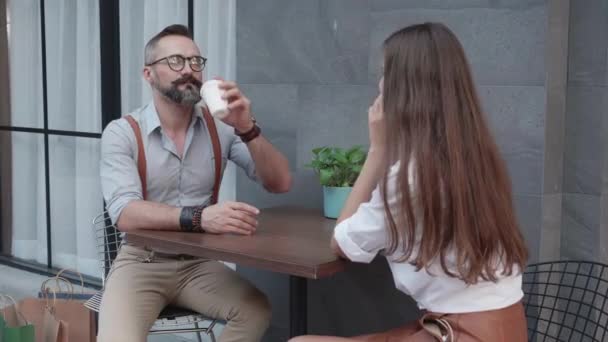 Feliz Joven Pareja Hablando Tomando Café Juntos Mesa Hombre Mujer — Vídeos de Stock