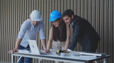 Dizüstü bilgisayarlı panel güneş pili hakkında tartışan takım mühendisi, başarılı ve tebrik etmek için alkışlayın, mimar grup elektrik ve yenilik hakkında partnerle proje planlama için kontrol yapıyor.