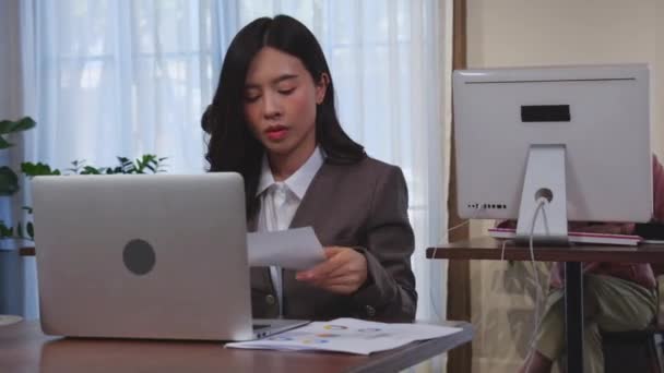 Fiatal Üzletasszony Menedzser Munkavállaló Dolgozik Laptop Számítógép Látszó Jelentés Dokumentumot — Stock videók