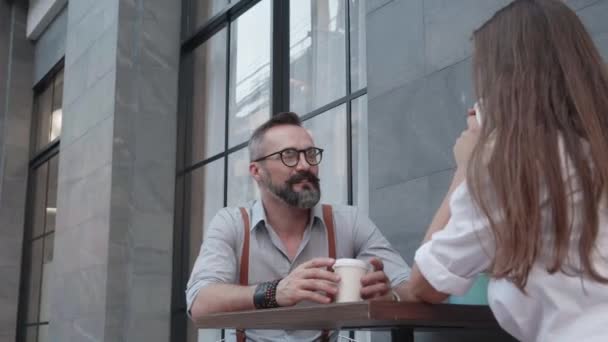 Feliz Joven Pareja Hablando Tomando Café Juntos Mesa Hombre Mujer — Vídeos de Stock