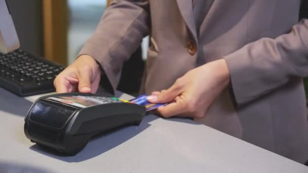 Mãos Empresário Segurando Compras Cartão Crédito Pagando Sem Contato Tecnologia — Vídeo de Stock
