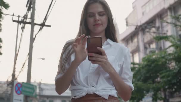 Молода Ділова Жінка Тримає Дивиться Смартфон Соціальними Медіа Місті Жіночий — стокове відео