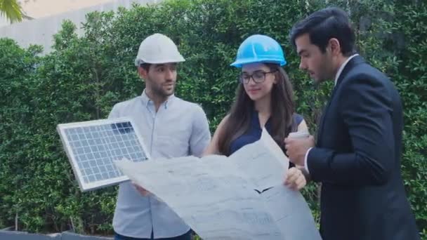 Inżynier Zespołu Mówiący Planujący Instalację Elektryczną Panelem Ogniw Słonecznych Energii — Wideo stockowe