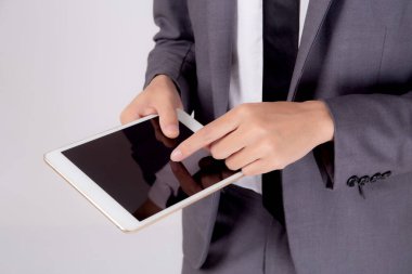 Asyalı genç iş adamı beyaz arkaplanda başarıyla izole edilmiş boş ekranlı tablet bilgisayarını gösteriyor ve sunuyor, iş adamının eli dokunmatik dijital, iletişim konseptini kullanıyor..
