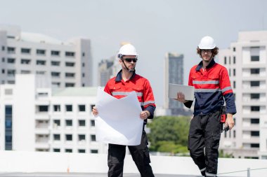 Güneş enerjisi sistemini kontrol eden iki mühendis, kurulum güneş paneli, yenilenebilir enerji ve sürdürülebilir teknoloji, temiz elektrik, sanayi ve güneş hücresi planlama projesini birlikte inceliyor..