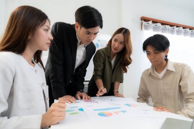 Genç Asyalı iş adamları modern ofisteki projede işbirliği, grup iş adamları pazarlama ve finans planı ve stratejisi için beyin fırtınası yapıyor, girişimin takım çalışması.