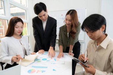 Genç Asyalı iş adamları modern ofisteki projede işbirliği, grup iş adamları pazarlama ve finans planı ve stratejisi için beyin fırtınası yapıyor, girişimin takım çalışması.