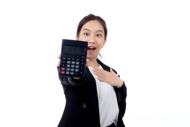 Genç Asyalı iş kadını, izole edilmiş beyaz arkaplanı kurtarmak için hesap makinesi ve bütçe kullanırken, iş kadını vergiyi heyecanlı, iş ve finans kavramı ile hesaplıyor.