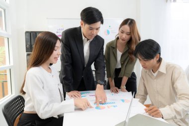 Genç Asyalı iş adamları modern ofisteki projede işbirliği, grup iş adamları pazarlama ve finans planı ve stratejisi için beyin fırtınası yapıyor, girişimin takım çalışması.