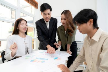 Genç Asyalı iş adamları modern ofisteki projede işbirliği, grup iş adamları pazarlama ve finans planı ve stratejisi için beyin fırtınası yapıyor, girişimin takım çalışması.