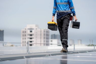 Enerji verimliliği, yenilenebilir enerji ve bakım için fotovoltaik sistemi, yenilenebilir teknolojiyi kontrol eden teknisyen..