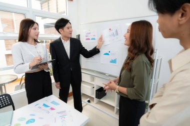 Grup Asyalı iş adamları ofiste bir araya gelerek, raporlama pazarlama, veri analizi, proje planlaması, beyin fırtınası ve strateji planlaması, pazarlama hakkında takım toplantısı konularını görüştüler..