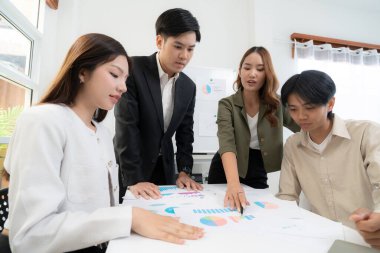 Genç Asyalı iş adamları modern ofisteki projede işbirliği, grup iş adamları pazarlama ve finans planı ve stratejisi için beyin fırtınası yapıyor, girişimin takım çalışması.