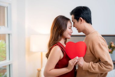 Sevgililer Günü 'nü ya da yıldönümünü birlikte kutlayan mutlu Asyalı çift portresi. Aşk, romantik ilişki, 14 Şubat bayramı, mutluluk ve romantizm..