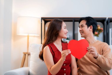 Sevgililer Günü 'nü ya da yıldönümünü birlikte kutlayan mutlu Asyalı çift portresi. Aşk, romantik ilişki, 14 Şubat bayramı, mutluluk ve romantizm..