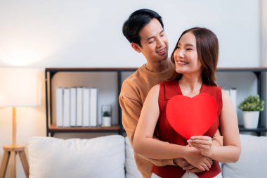 Sevgililer Günü 'nü ya da yıldönümünü birlikte kutlayan mutlu Asyalı çift portresi. Aşk, romantik ilişki, 14 Şubat bayramı, mutluluk ve romantizm..