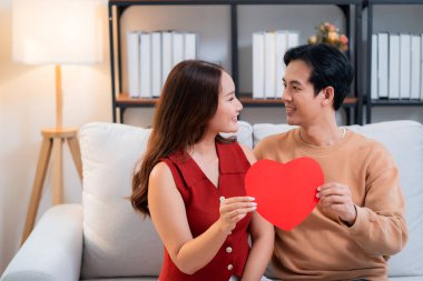 Sevgililer Günü 'nü ya da yıldönümünü birlikte kutlayan mutlu Asyalı çift portresi. Aşk, romantik ilişki, 14 Şubat bayramı, mutluluk ve romantizm..