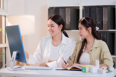 İki grafik tasarımcı girişimci başlangıç gelişimi planlama kozmetik ürün ve ambalaj tasarımı projesi, çevrimiçi e-ticaret sektörü, bilgisayar masaüstü üzerinde yaratıcı çalışan iş kadını.