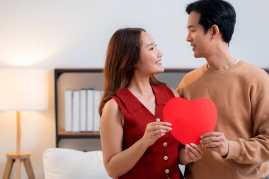 Sevgililer Günü 'nü ya da yıldönümünü birlikte kutlayan mutlu Asyalı çift portresi. Aşk, romantik ilişki, 14 Şubat bayramı, mutluluk ve romantizm..