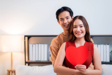 Sevgililer Günü 'nü ya da yıldönümünü birlikte kutlayan mutlu Asyalı çift portresi. Aşk, romantik ilişki, 14 Şubat bayramı, mutluluk ve romantizm..