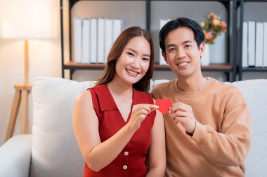 Sevgililer Günü 'nü ya da yıldönümünü birlikte kutlayan mutlu Asyalı çift portresi. Aşk, romantik ilişki, 14 Şubat bayramı, mutluluk ve romantizm..