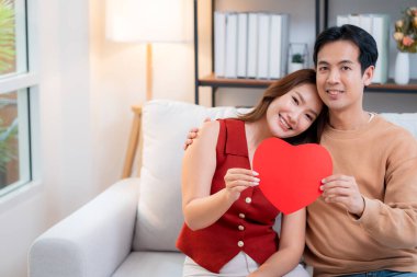 Sevgililer Günü 'nü ya da yıldönümünü birlikte kutlayan mutlu Asyalı çift portresi. Aşk, romantik ilişki, 14 Şubat bayramı, mutluluk ve romantizm..