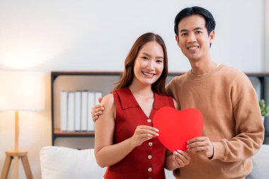 Sevgililer Günü 'nü ya da yıldönümünü birlikte kutlayan mutlu Asyalı çift portresi. Aşk, romantik ilişki, 14 Şubat bayramı, mutluluk ve romantizm..