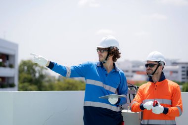 Ekip mühendisi, elektrik kontrol panelini tablet kontrol gerilimi, sistem bağlantısı ve endüstriyel altyapı, teknisyen bakım ve test devreleri, güç dağılımı kullanarak inceler..