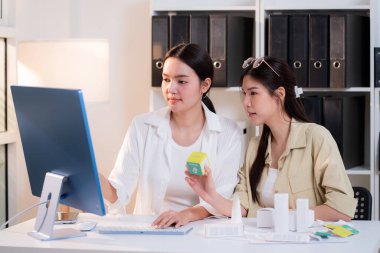 İki grafik tasarımcı girişimci başlangıç gelişimi planlama kozmetik ürün ve ambalaj tasarımı projesi, çevrimiçi e-ticaret sektörü, bilgisayar masaüstü üzerinde yaratıcı çalışan iş kadını.