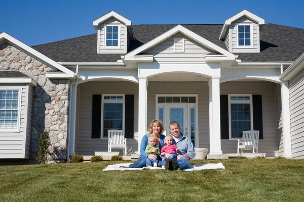 Famille devant la maison — Photo