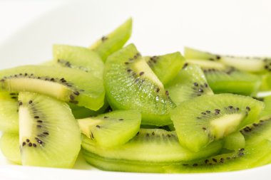 kivi meyvesi beyaz arkaplanda