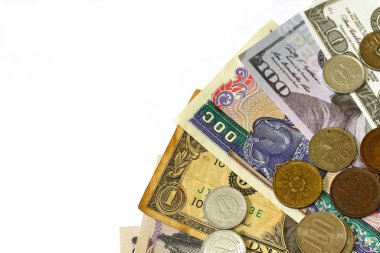 Çok uluslu sikkeler ve banknotlar beyaz arka planda birleştirilmiştir
