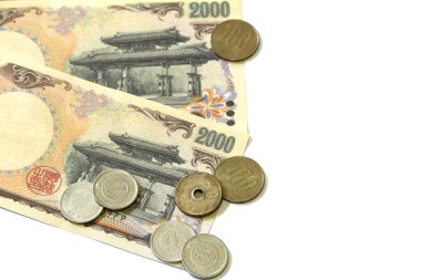 Japonya 'nın banknotları ve paraları beyaz bir arkaplanda izole edildi