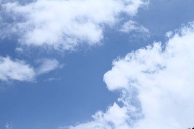 Güzel mavi gökyüzü ve çeşitli şekillerde beyaz bulutlar.