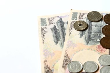 Japonya beyaz arka planda para ve banknotlar