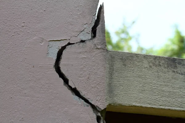 Pembe beton duvar arka planı çatlamış ve boyayı soymuş..