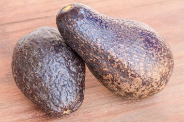 ahşap arka plan üzerinde avokado