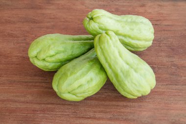 Chayote ahşap arka plan üzerinde